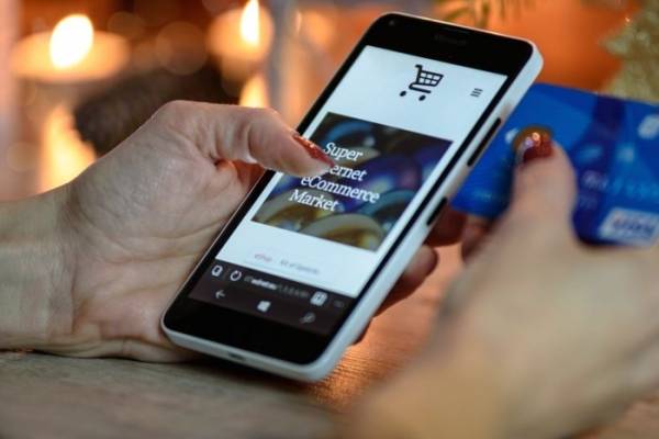 Mujer con aplicación móvil para comprar