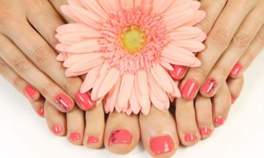 Manos y pies con flor rosa