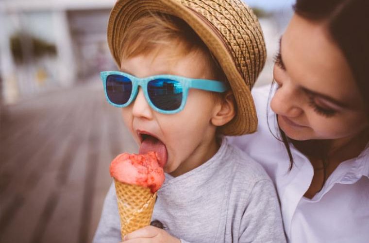 niño comiendo helado