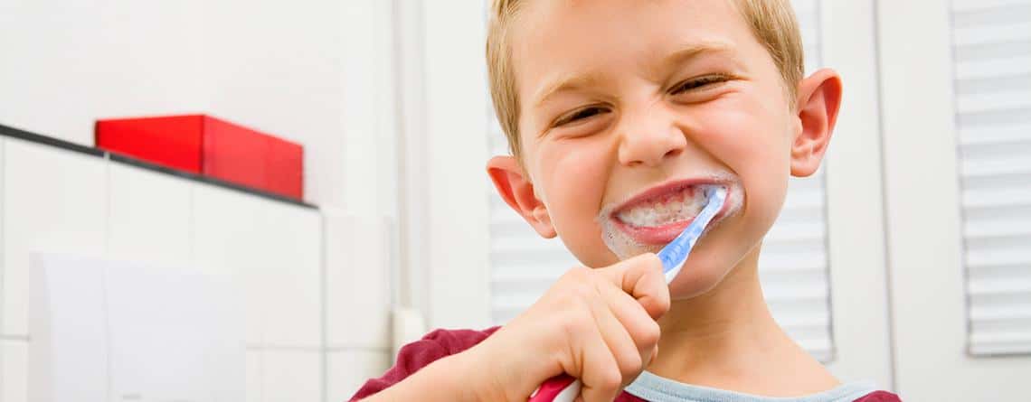 enseña a tus hijos a lavarse los dientes