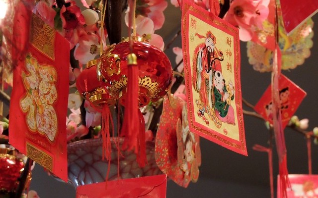 papel rojo colgado en año nuevo chino