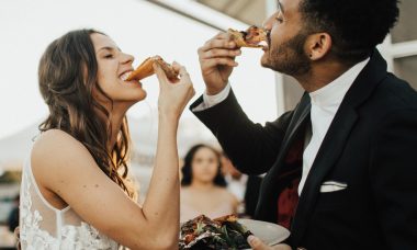Novios comiendo pizza en su boda