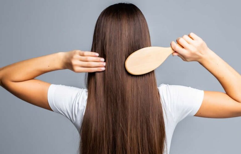 mujer cepillando el cabello