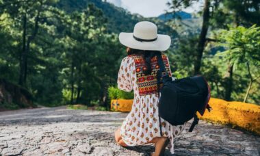 Mujer turista con vestido blanco y sombrero en pueblo magico