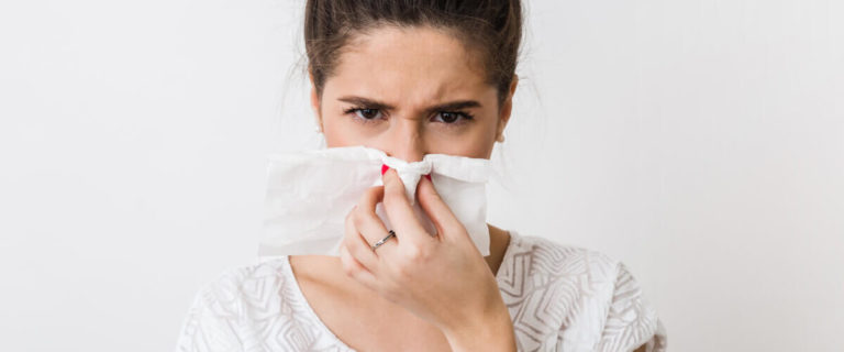 mujer con congestión nasal