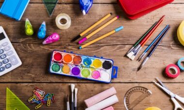 Artículos de arte como papel kraft, pinceles y pinturas