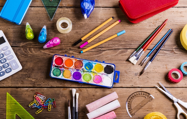 Artículos de arte como papel kraft, pinceles y pinturas