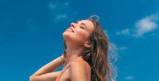 chica en el sol