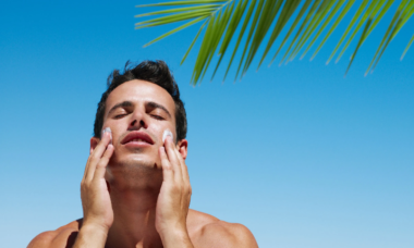 hombre con protector solar