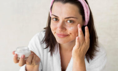 Mujer aplicando crema en el rostro