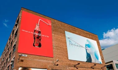 anuncio de coca cola en pared