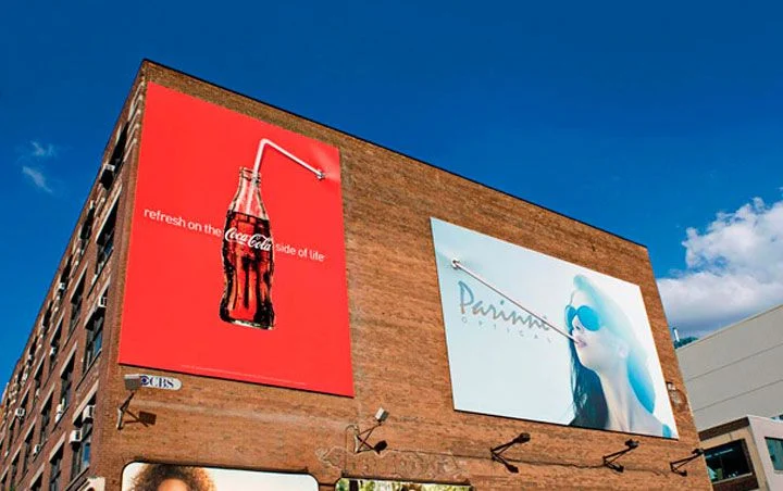 anuncio de coca cola en pared