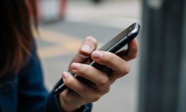 mano sosteniendo celular en emergencia