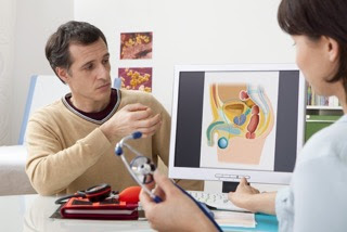 hombre en consulta médico