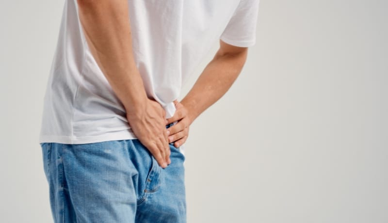 hombre tocando su pubis