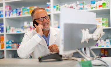 hombre levantando un servicio de farmacia