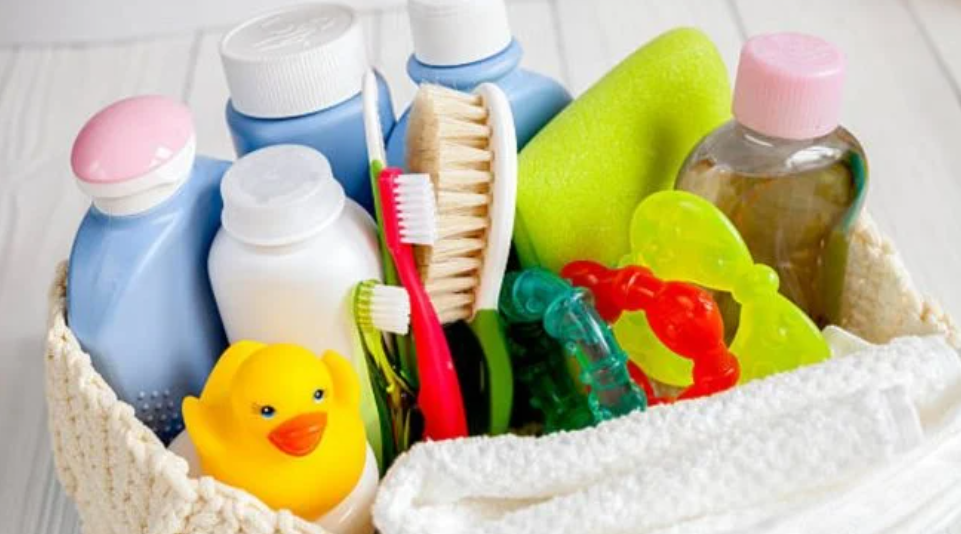 canasta con productos de bebé