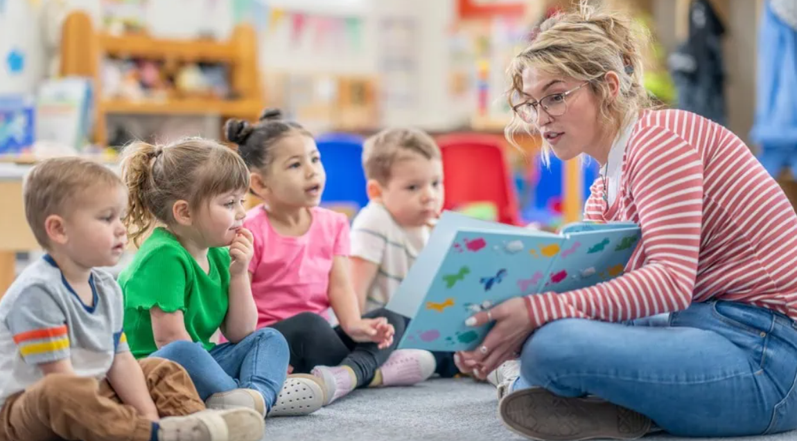 maestra con niños en guardería