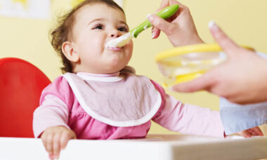 bebé comiendo papilla