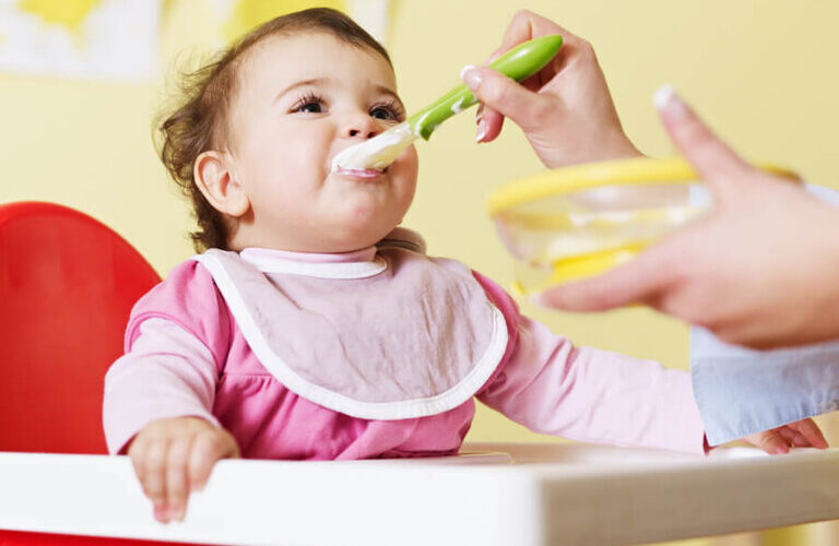 bebé comiendo papilla
