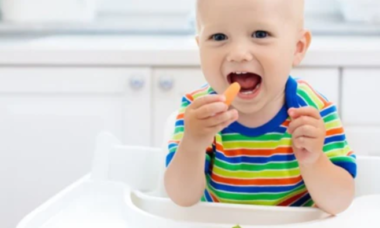 bebé comiendo solidos