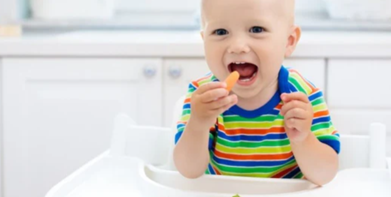 bebé comiendo solidos
