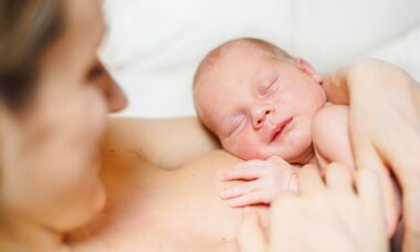 mamá contacto piel con piel con bebé