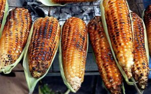 elotes en el mercado