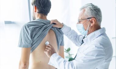 doctor evaluando a paciente