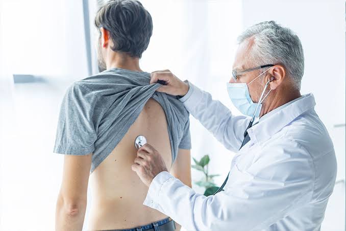 doctor evaluando a paciente